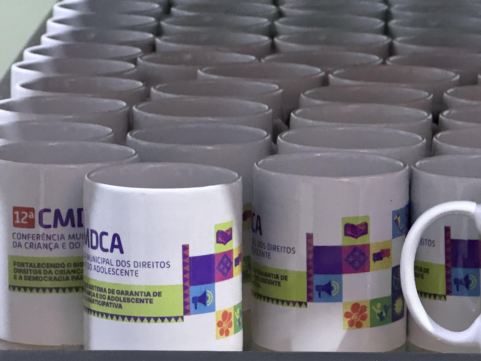 Canecas de louça personalizadas